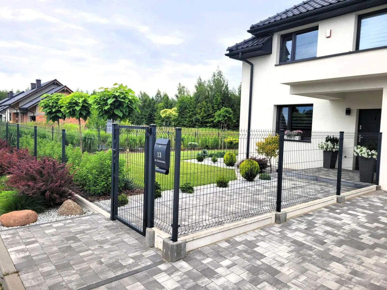 czarne vs grafitowe ogrodzenie panelowe por&oacute;wnanie