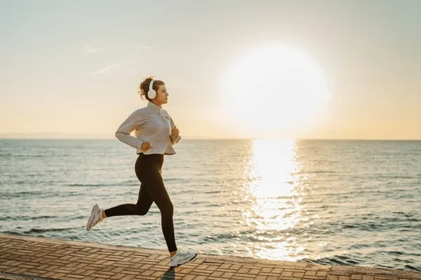 kobieta biegnąca w parku smukłe nogi