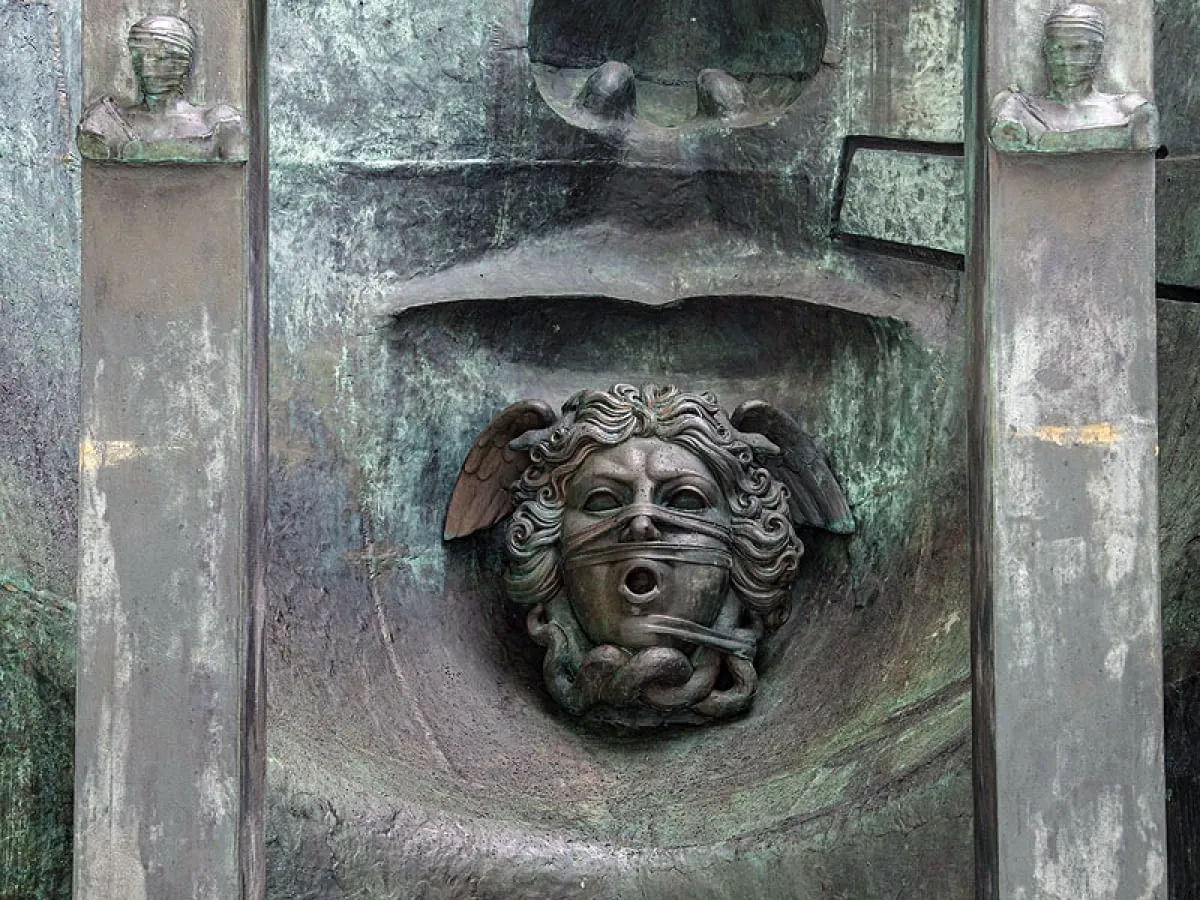 Igor Mitoraj Zwiastowanie Warszawa drzwi brąz