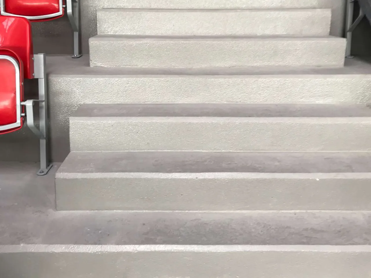 Betonowe schody zewnętrzne przed wykończeniem