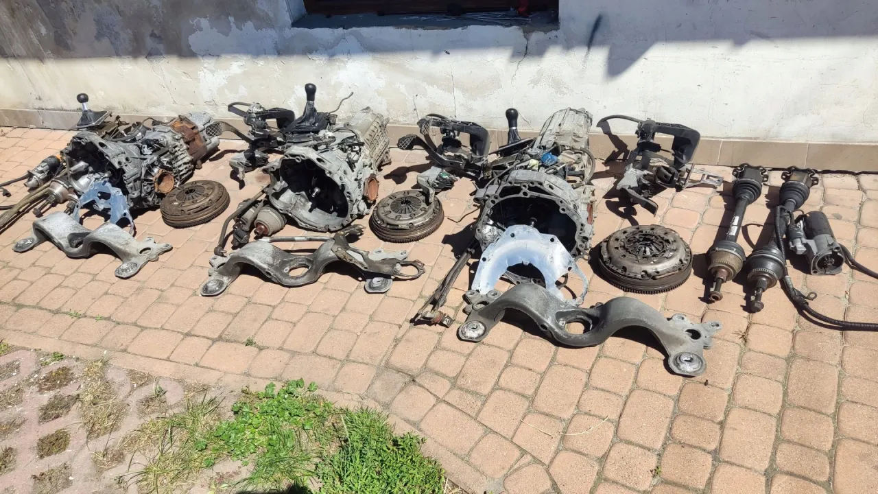 Silniki, skrzynie biegów i półosie leżą na bruku. Czy można zmieniać biegi bez sprzęgła? To pytanie dla mechanika.