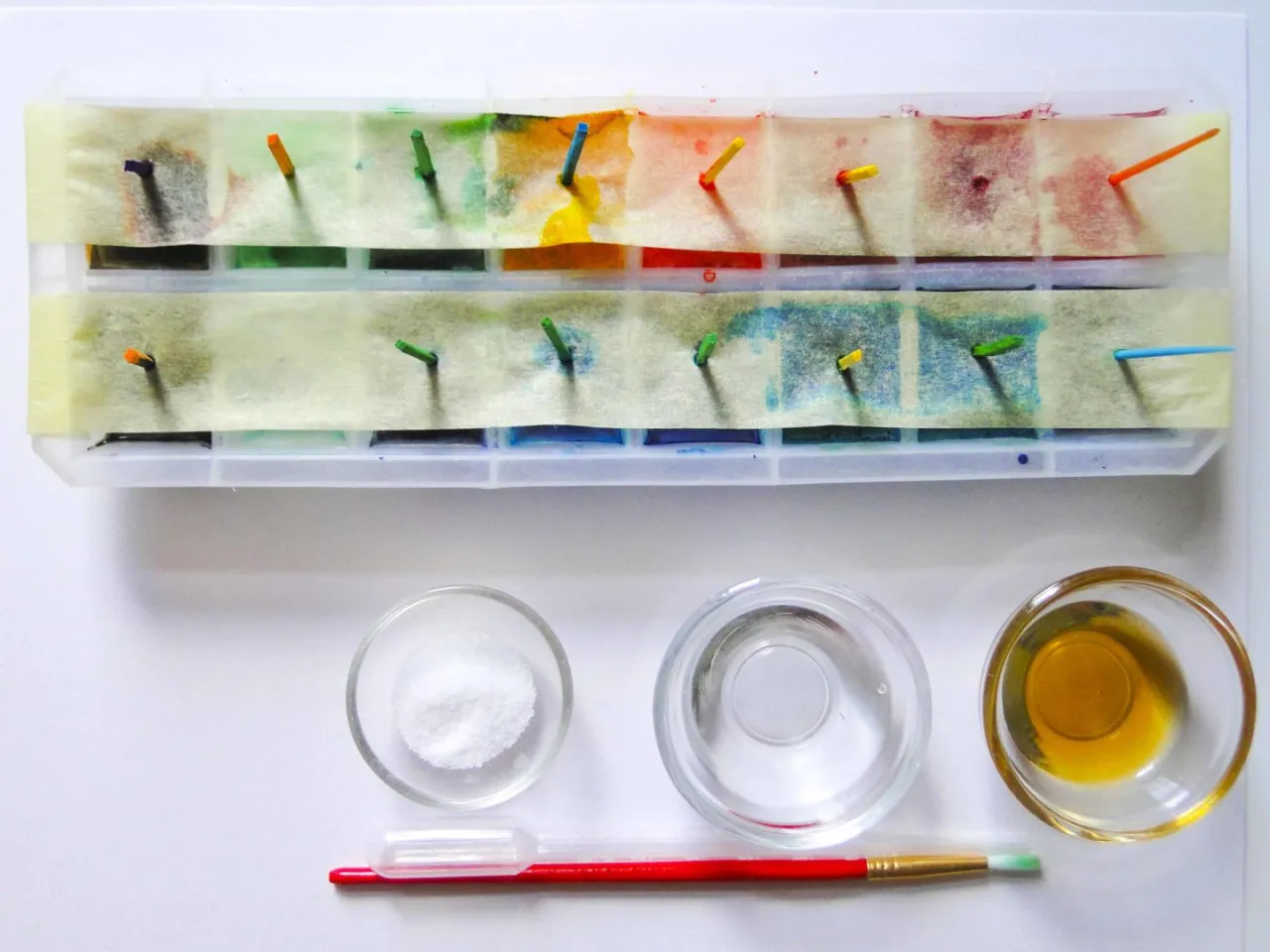 eksperyment z olejem i kolorowym lodem dla dzieci