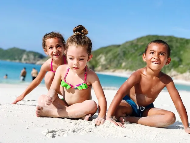 dzieci bawiące się na plaży Chorwacja