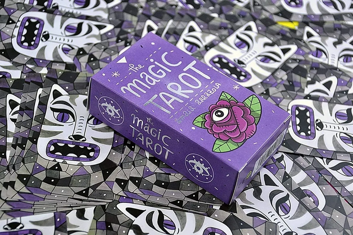 r&oacute;żne karty tarota z Wielkich i Małych Arkan&oacute;w leżące na stole