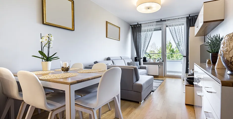 Mały salon ze stołem rozkładanym aranżacje