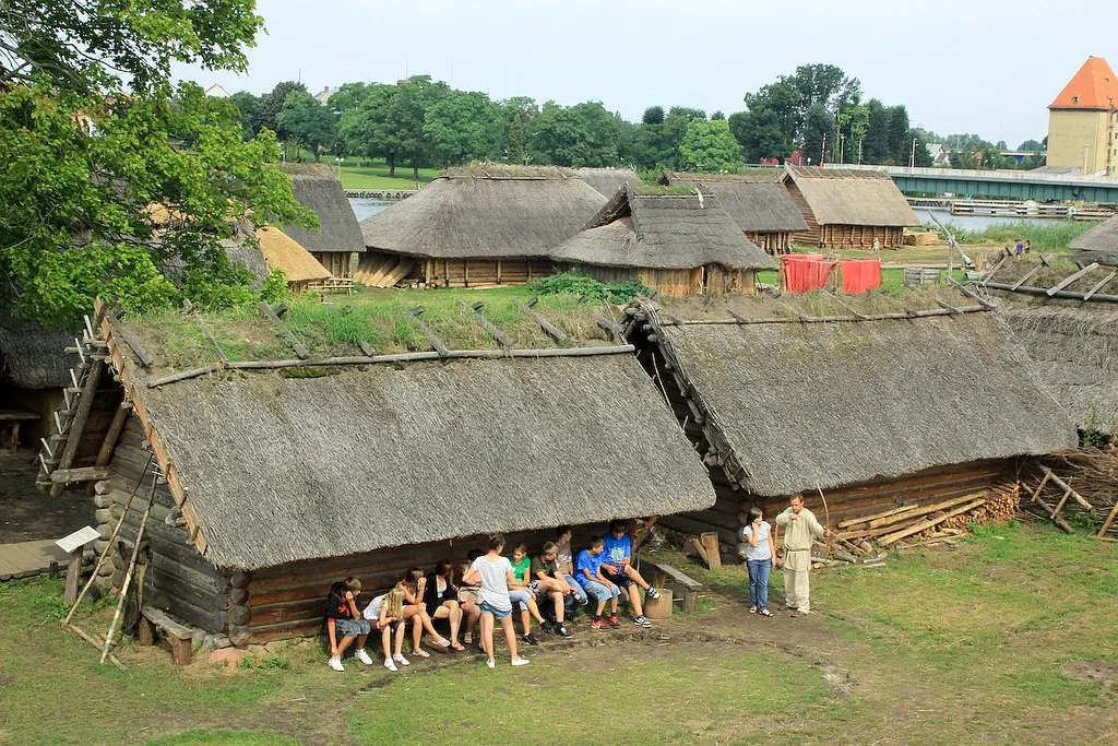 rekonstrukcja osady wczesnośredniowiecznej Wolin