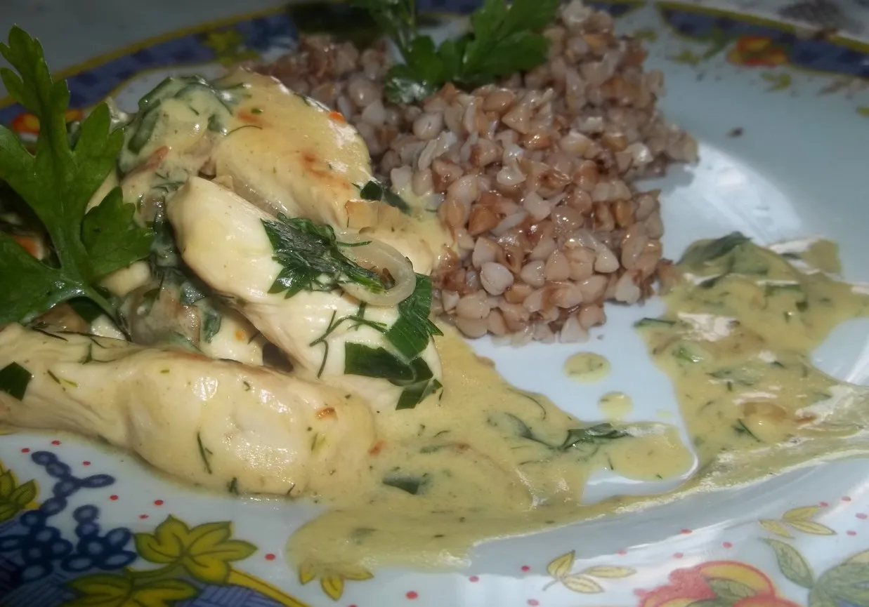 Polędwiczki drobiowe w sosie śmietanowo-ziołowym, podane z kaszą gryczaną. Pyszny obiad gotowy!