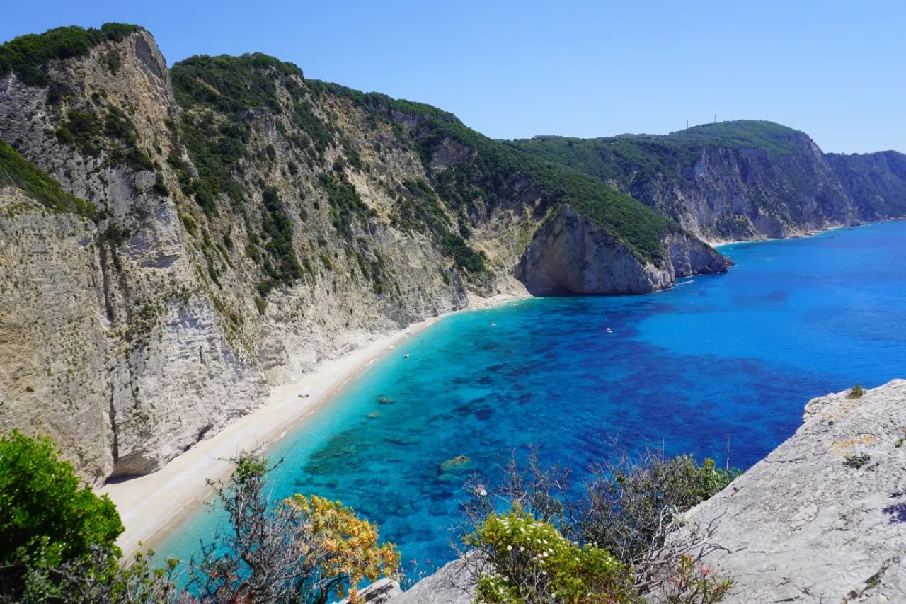 Malownicza plaża z turkusową wodą i klifami w Europie