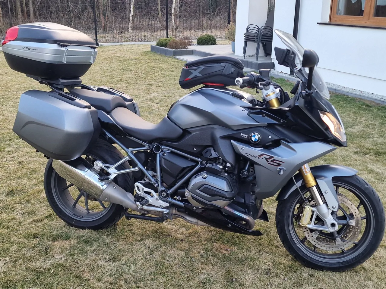 Szary motocykl BMW R1200 RS z kuframi, gotowy na podr&oacute;ż.