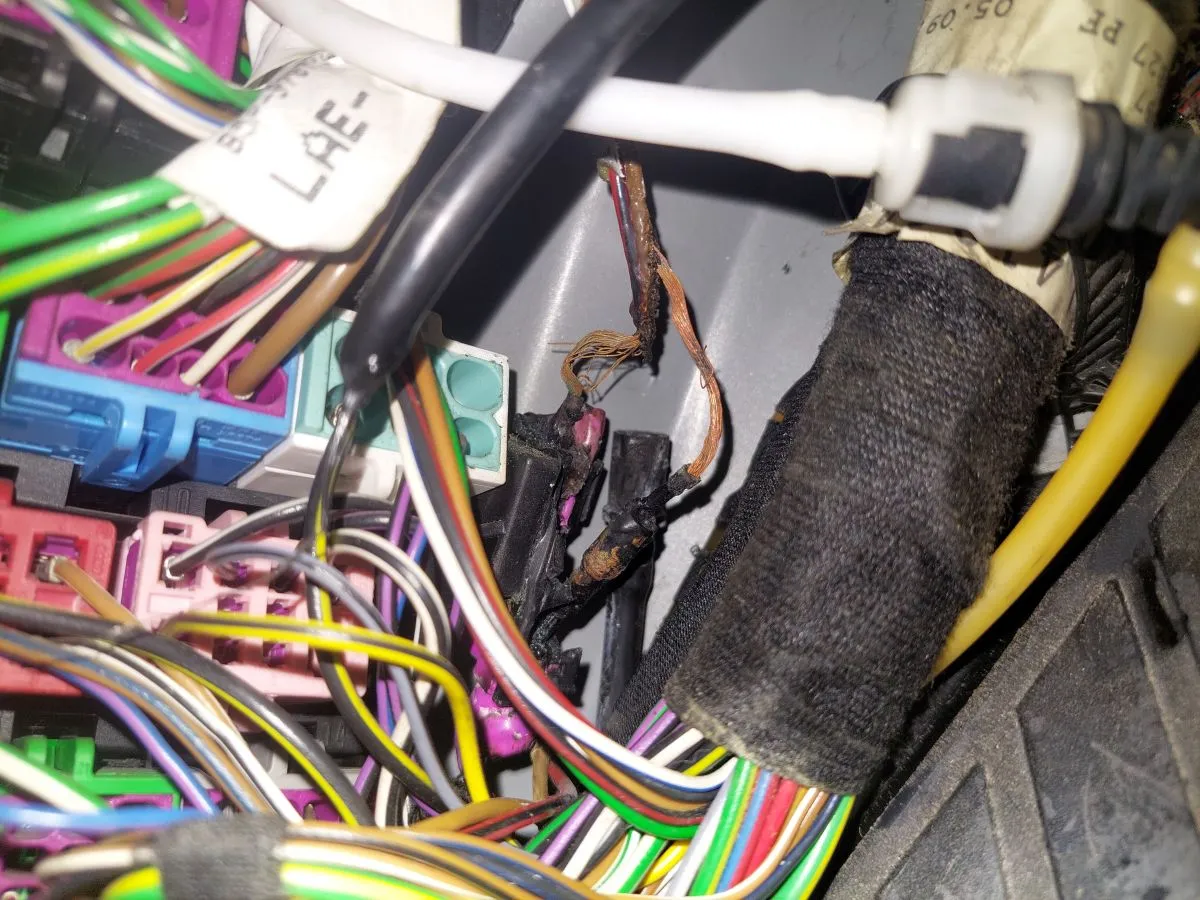 Uszkodzone przewody centralnego zamka