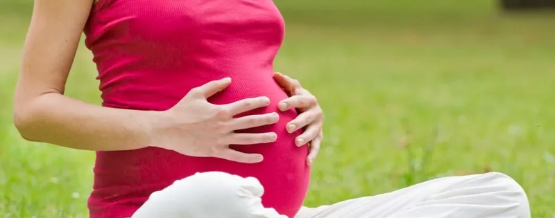 czop śluzowy, obniżony brzuch w ciąży, skurcze Braxtona-Hicksa