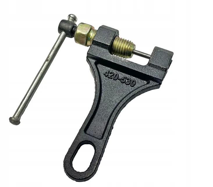 rozkuwarka do łańcucha motocyklowego w użyciu