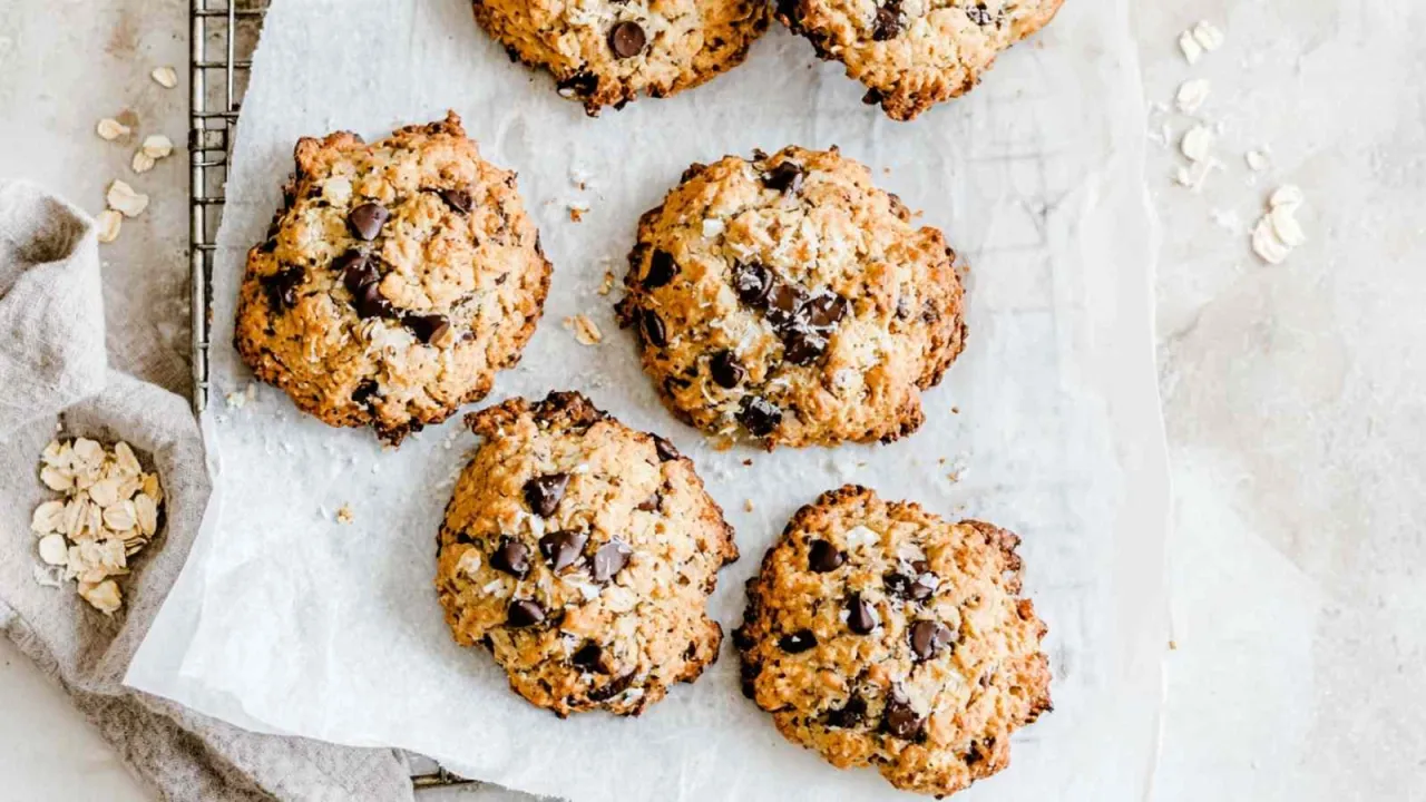 Pyszne ciasteczka owsiane bezglutenowe z kawałkami czekolady. Idealne na zdrową przekąskę.