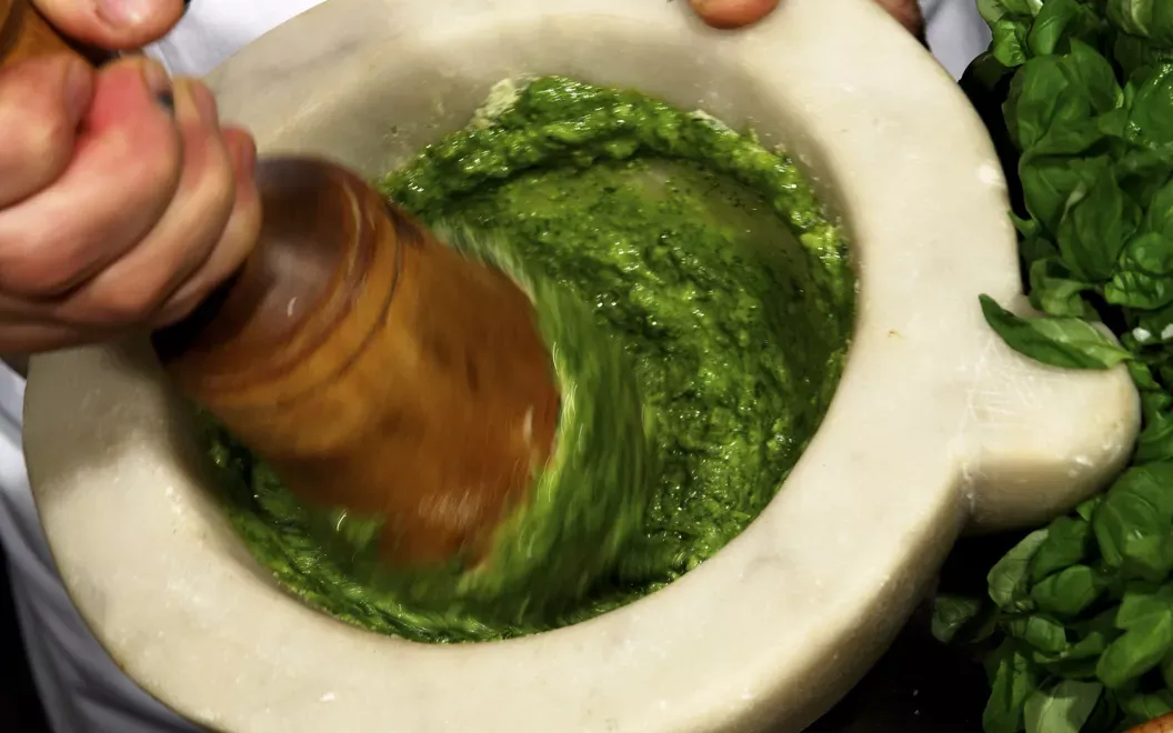 Ingredientes frescos para pesto genovese sobre una tabla de m&aacute;rmol