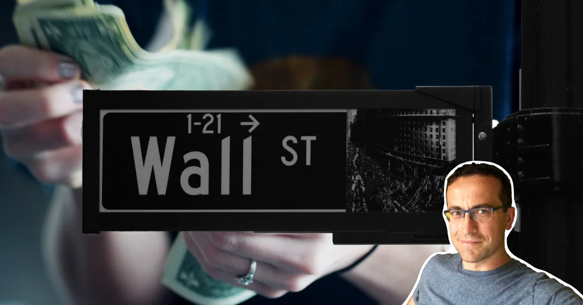 osoba z małą kwotą inwestuje na giełdzie, symbol wzrostu finansowego