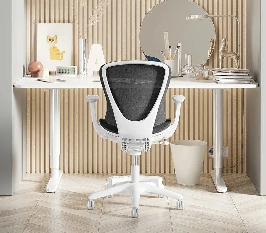 Ergonomiczne krzesło dla dziecka z zaznaczonymi regulacjami