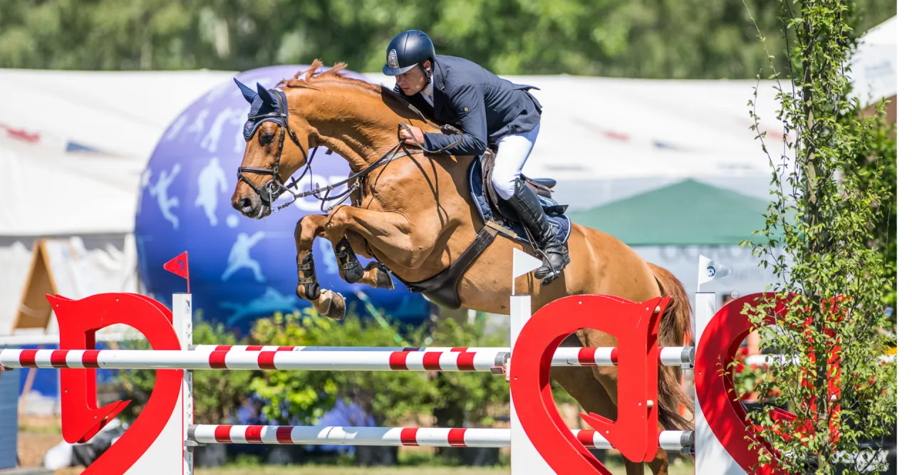 Jeźdźcy w różnych kategoriach wiekowych na zawodach