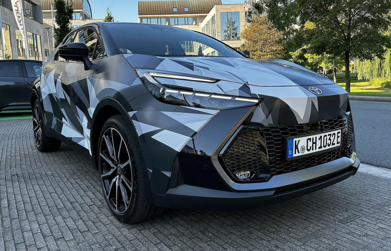 Nowa Toyota C-HR w kamuflażu, ciekawi ile kosztuje ten model? Stylowy design i nowoczesne linie.