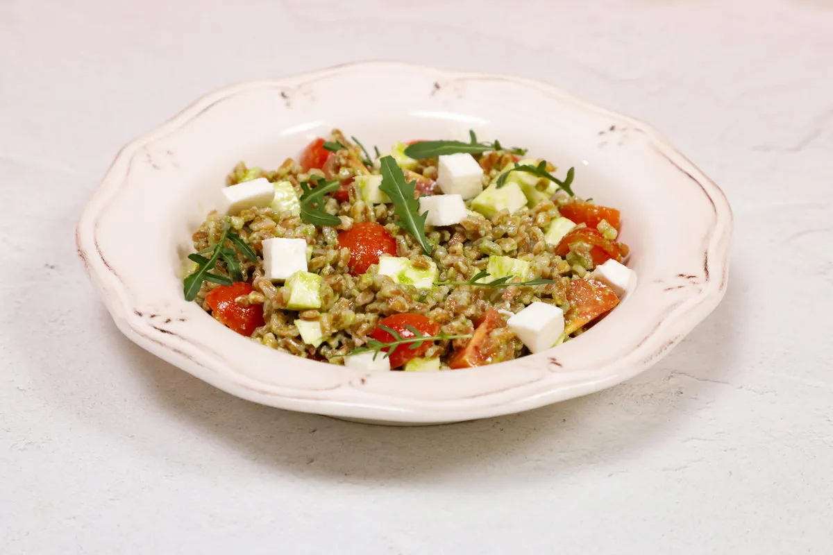Insalata di farro estiva colorata con pomodorini e mozzarella