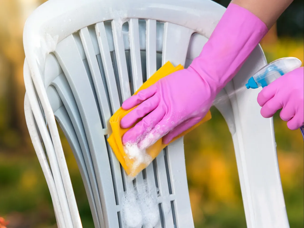 białe krzesła plastikowe przed i po czyszczeniu