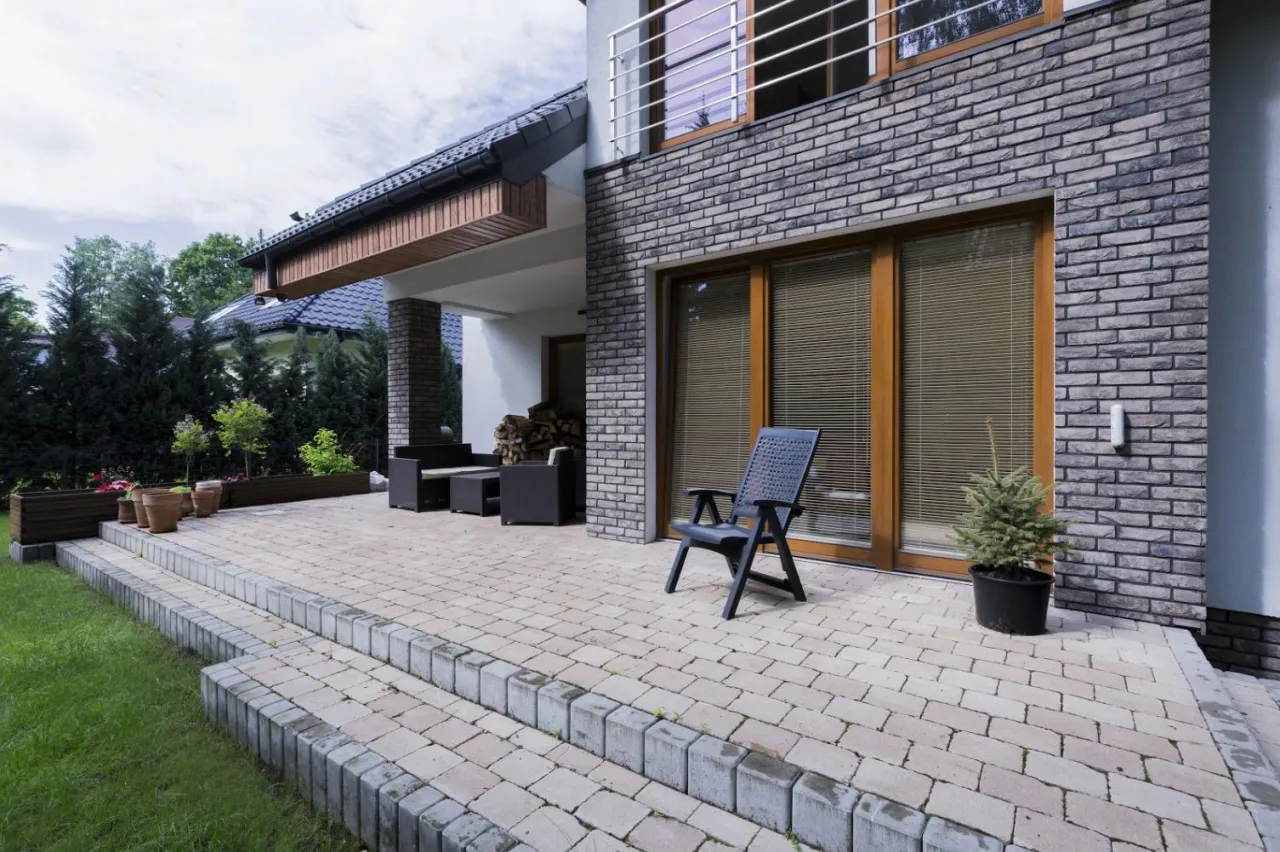 porównanie kosztów taras drewniany kostka brukowa