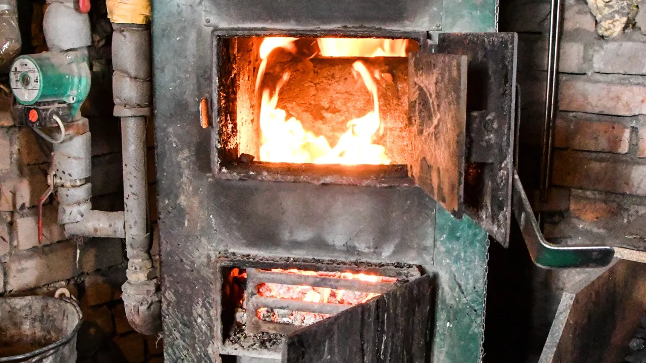 por&oacute;wnanie węgla orzech i drewna sezonowanego do palenia w kotle