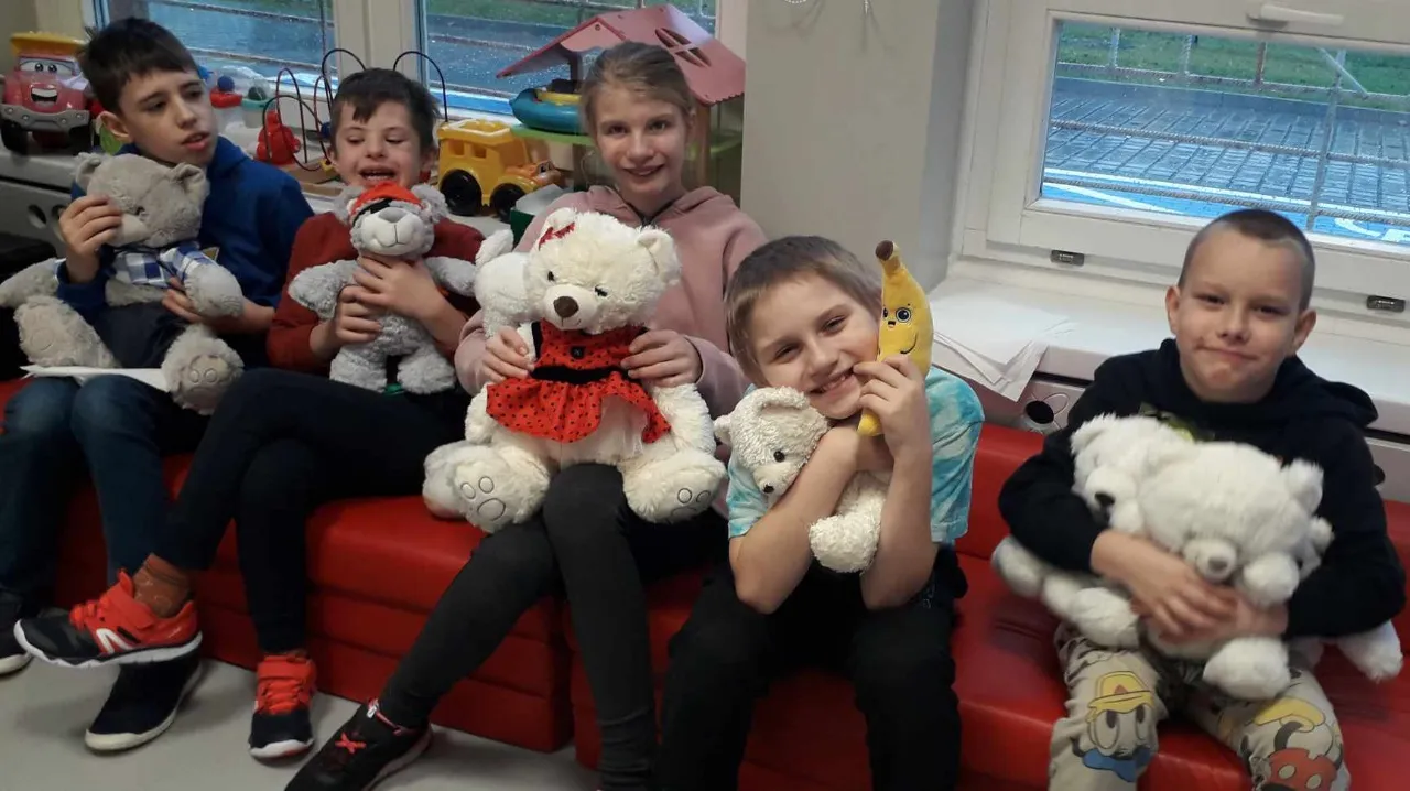 dzień pluszowego misia dzieci przytulają misie