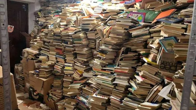 stos używanych książek antykwariat