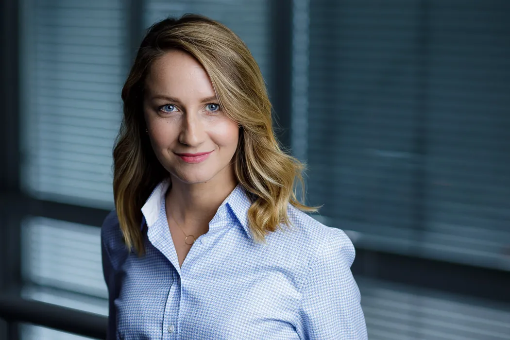 Sesja biznesowa u fotografa vs zdjęcie do CV w domu