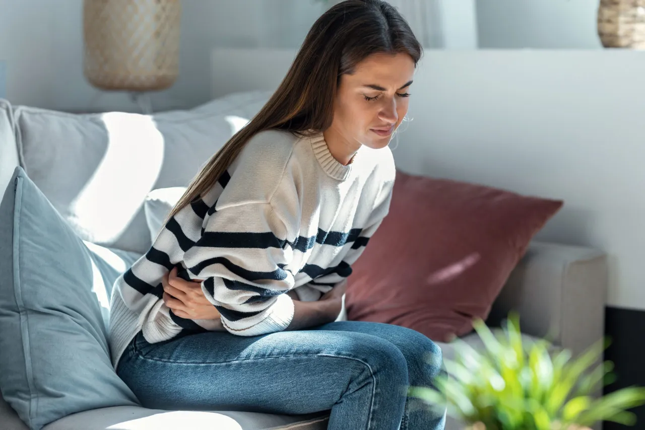 Kobieta w ciąży z bólem brzucha, wczesna ciąża, niepokojące objawy