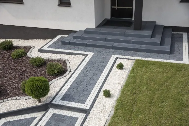 porównanie jasnej i ciemnej kostki brukowej na podjeździe