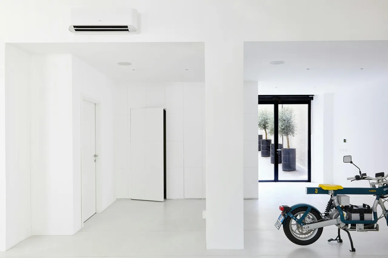 Białe drzwi wewnętrzne w minimalistycznym wnętrzu z białymi ścianami