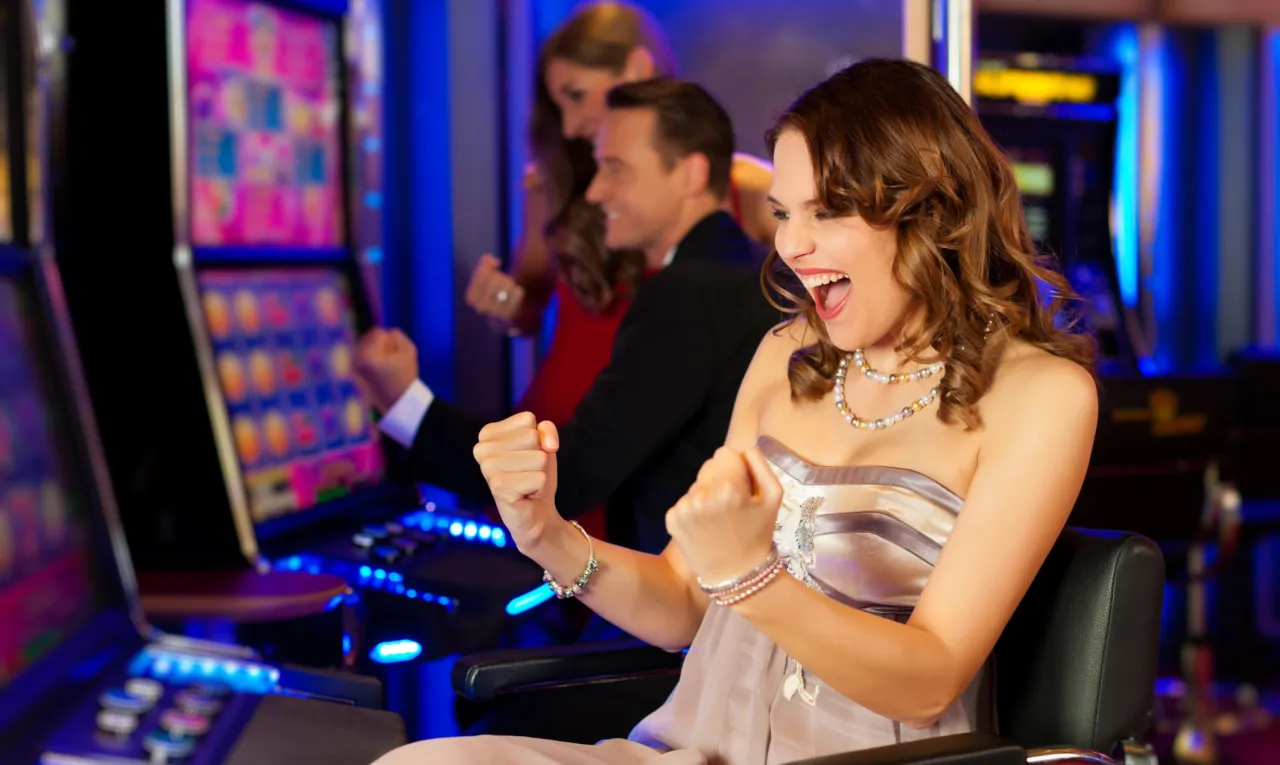 Osoba grająca na automacie do gier