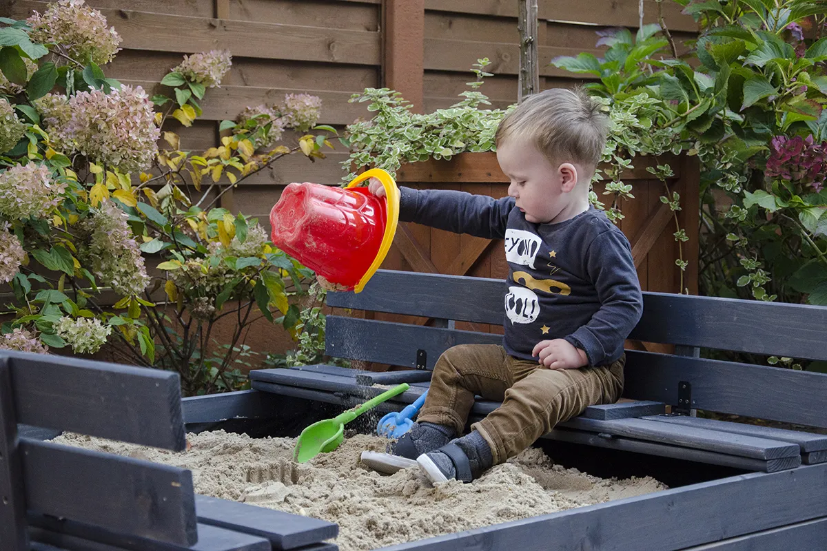 piaskownica z drewnianą pokrywą i ławeczkami