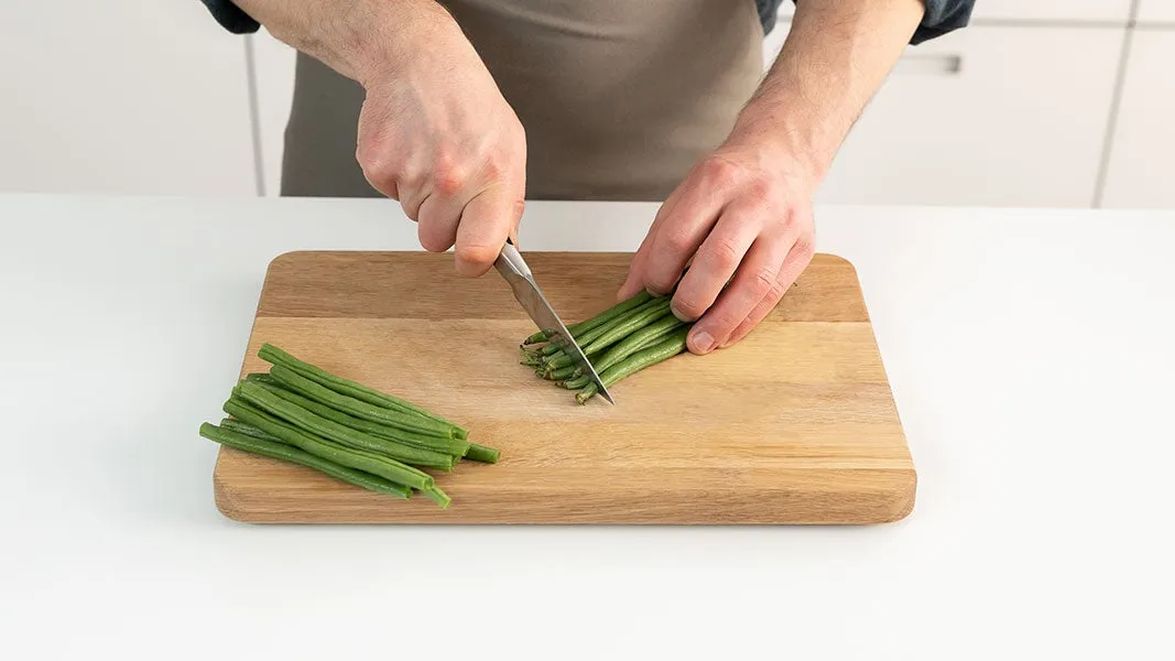 Frische grüne Bohnen waschen und vorbereiten