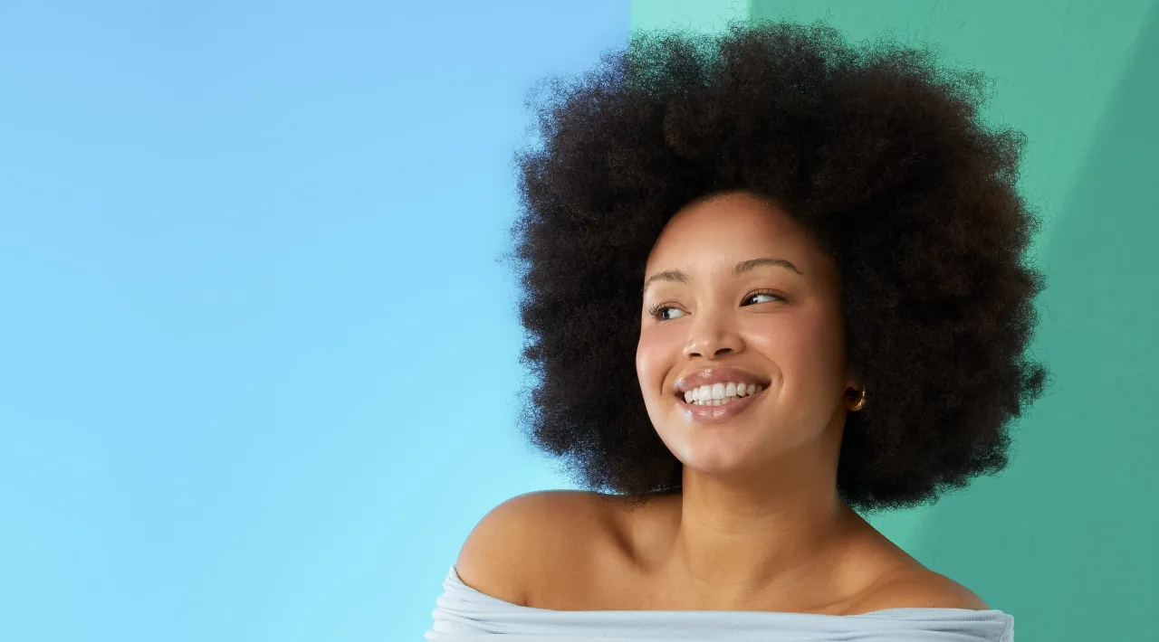 Frau tr&auml;gt Serum auf ihr Gesicht auf, das Vitamin E enth&auml;lt, oder verschiedene Hautpflegeprodukte mit Tocopherol