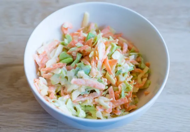 Zdjęcie Jak zrobić sałatkę z białej kapusty w prosty sposób, który zachwyci