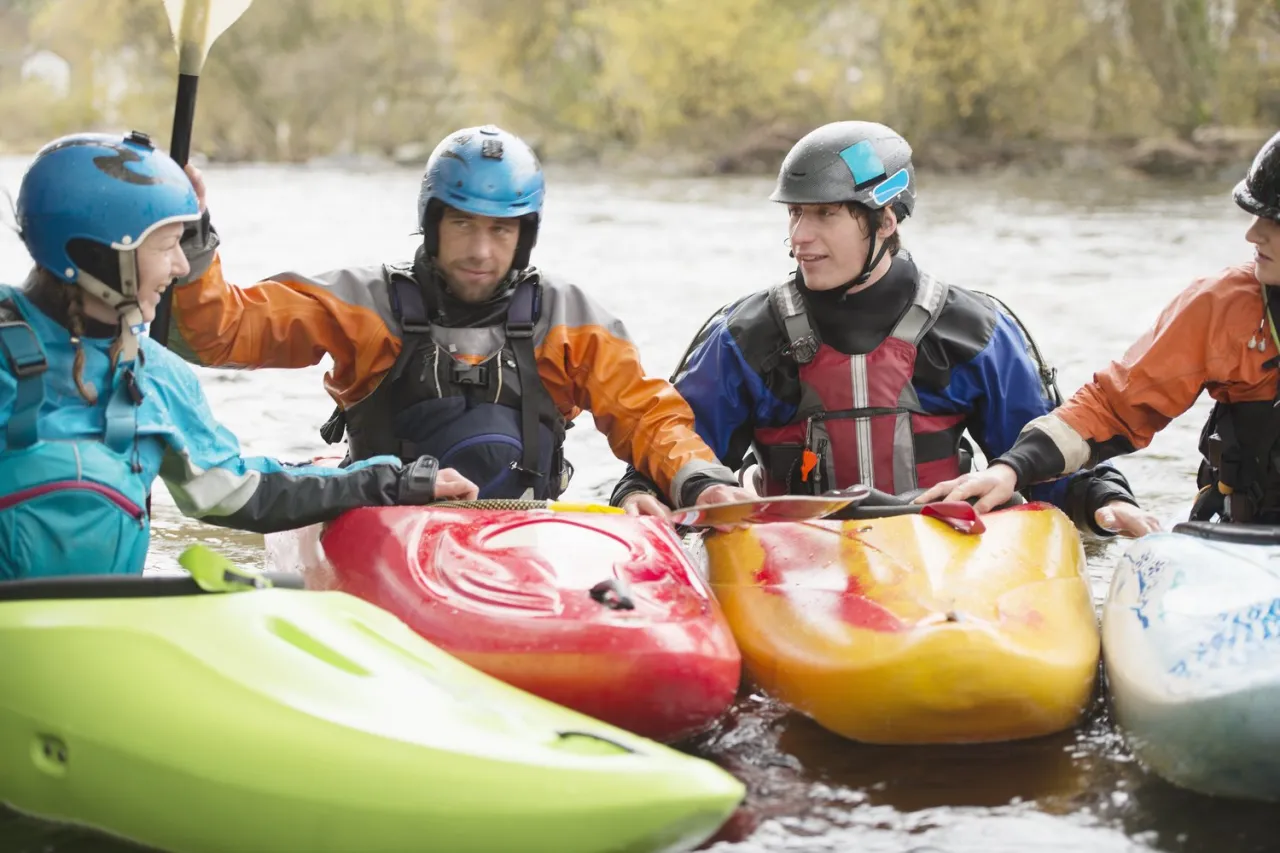 Zdjęcie Wioślarstwo vs Kajakarstwo: Który sport wodny wybrać?