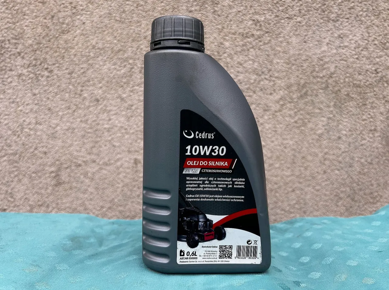 sprawdzanie poziomu oleju w kosiarce bagnet