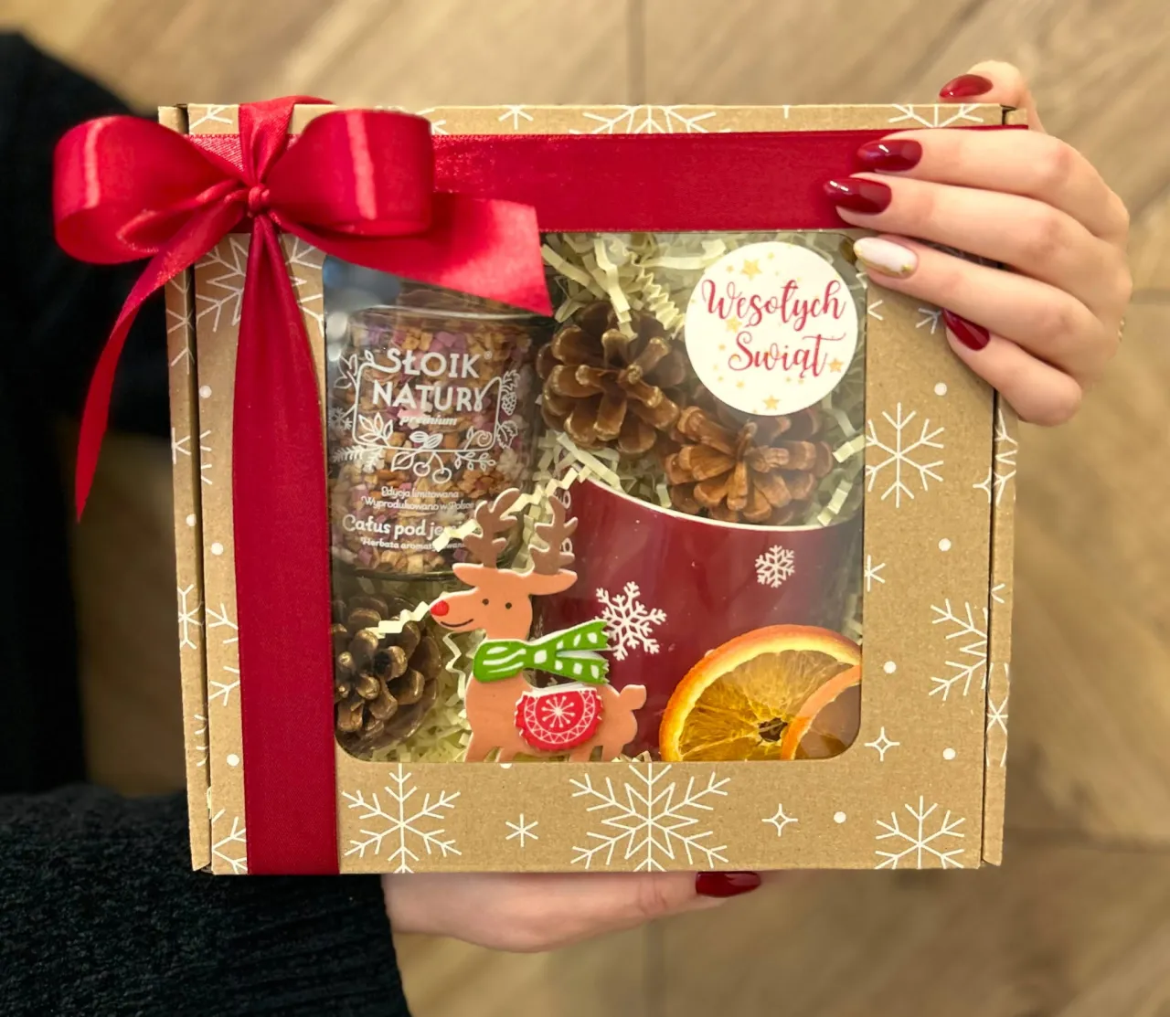 r&oacute;żne świąteczne herbaty w kubkach