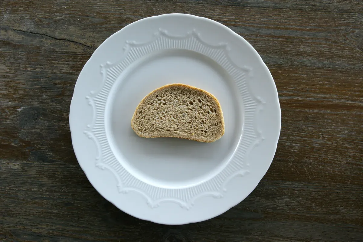 talerz z różnymi rodzajami zdrowego chleba