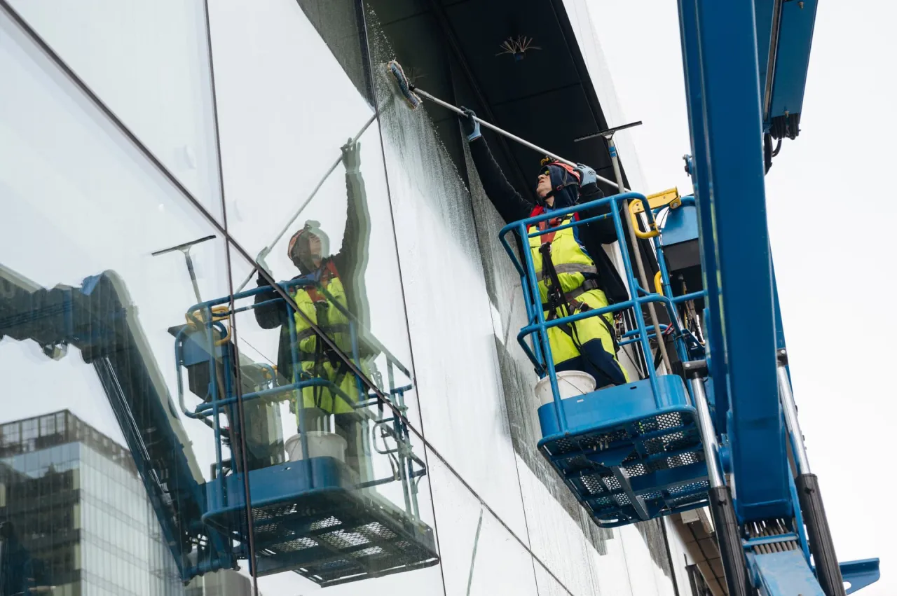 Por&oacute;wnanie środk&oacute;w do mycia elewacji biob&oacute;jczych i uniwersalnych