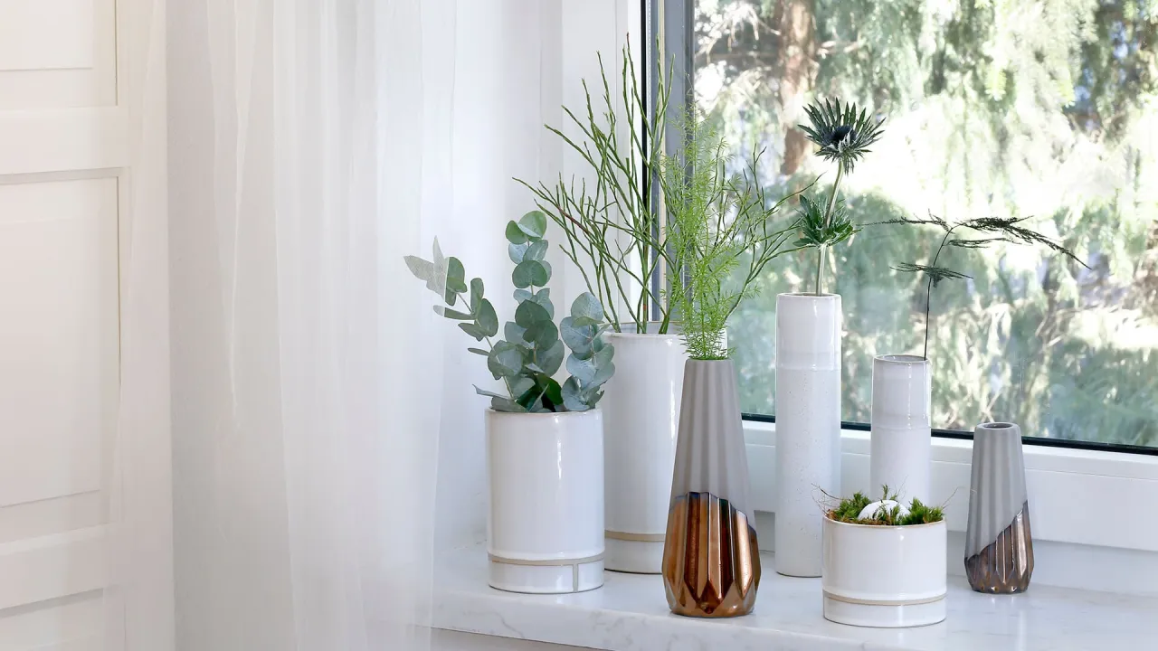 sezonowe dekoracje parapetu w salonie