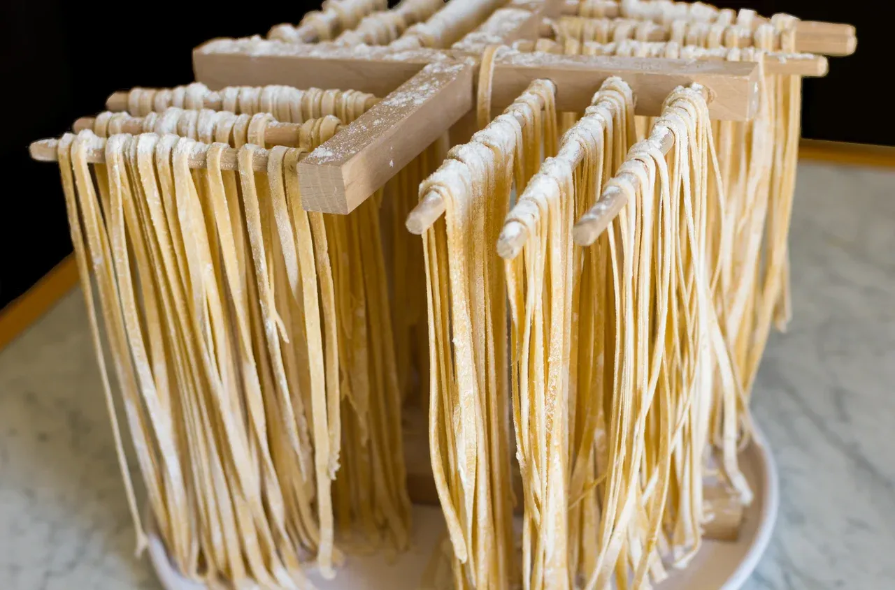 domowy makaron jajeczny ciasto wyrabianie