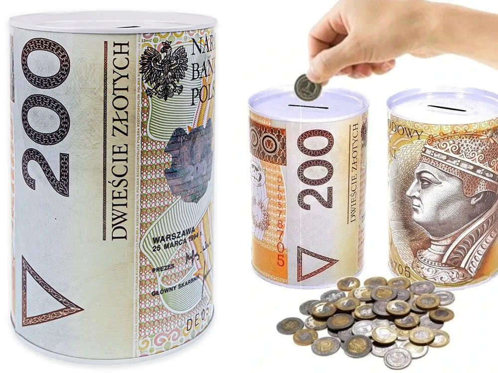 skarbonka z monetami i banknotami na tle kościoła