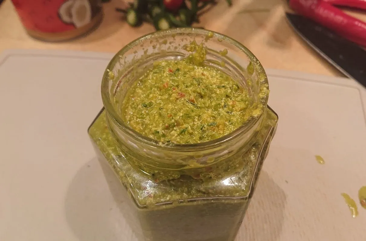 Świeże składniki do domowej pasty curry