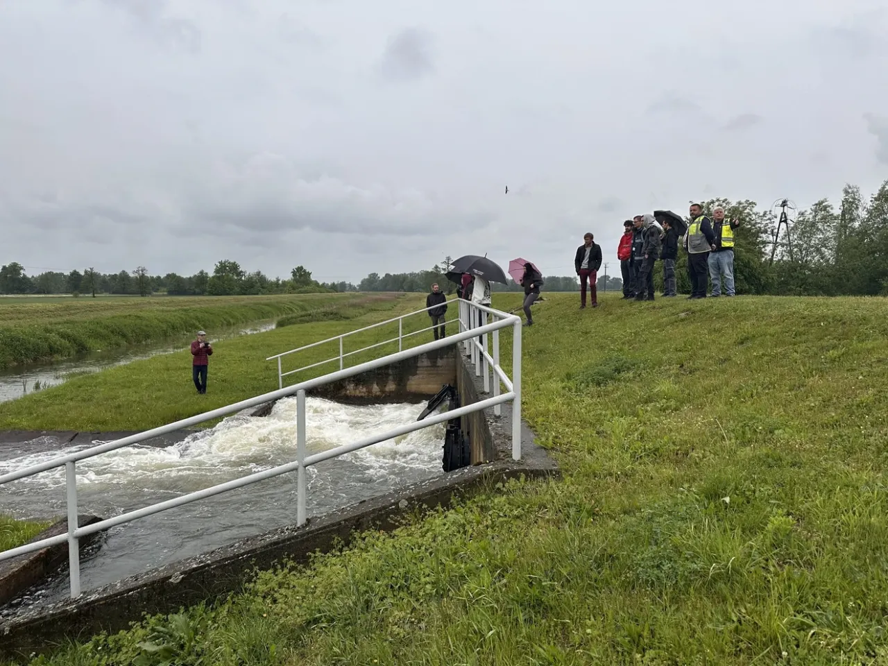 studenci geodezji na zajęciach terenowych