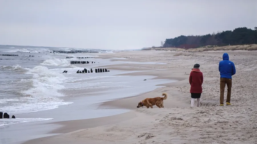 Sztormowa pogoda na polskiej plaży jesienią