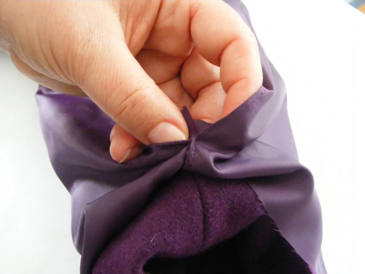 Jak skr&oacute;cić rękawy w swetrze z zachowaniem ściągacza krok po kroku