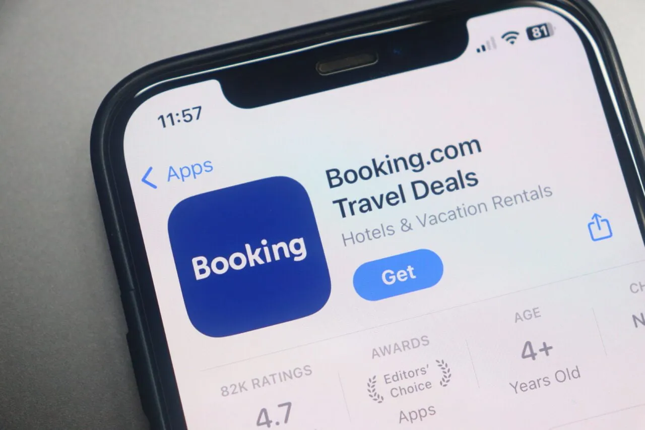 Osoba porównująca oferty noclegów na ekranie komputera